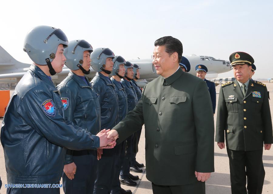 El presidente chino, Xi Jinping, entró en la cabina de mando de un nuevo bombardero durante su reciente inspección a las fuerzas armadas en la ciudad de Xi'an, capital de la provincia noroccidental china de Shaanxi.