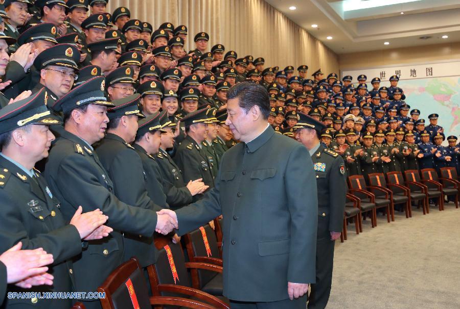 El presidente chino, Xi Jinping, entró en la cabina de mando de un nuevo bombardero durante su reciente inspección a las fuerzas armadas en la ciudad de Xi'an, capital de la provincia noroccidental china de Shaanxi.