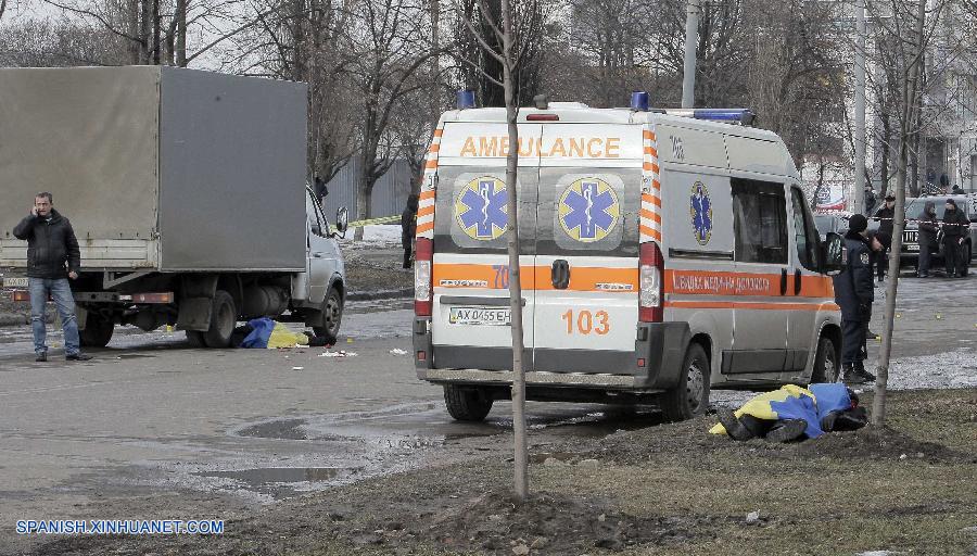 Al menos dos personas murieron y otras nueve resultaron heridas esta tarde durante una explosión en una marcha en la ciudad de Kharkiv, en el este de Ucrania, informó el Departamento de Salud local.
