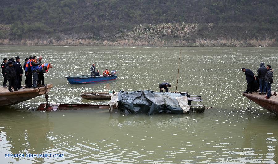 Ocho personas murieron y una seguía desaparecida hasta las 16:00 hora local de hoy luego de que un barco se hundió el sábado por la tarde en el río de Zijiang, en la provincia central china de Hunan, informaron las autoridades locales.