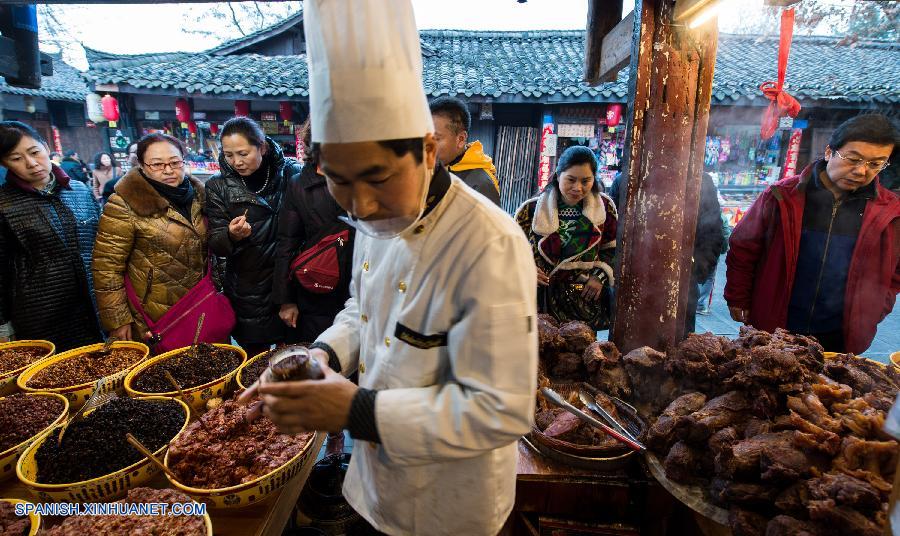 Sichuan: Comida de Ciudad Langzhong atrae muchos turistas en vacaciones de Fiesta de Primavera