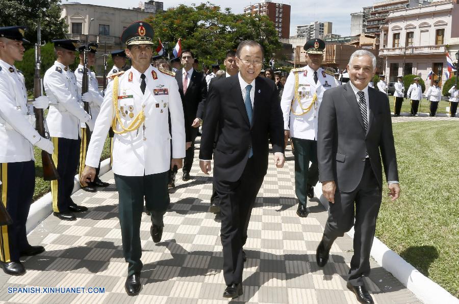 El secretario general de las Naciones Unidas, Ban Ki-moon, elogió hoy el liderazgo regional de Paraguay en la lucha contra la desigualdad, tras ser recibido este miércoles en el país por el presidente Horacio Cartes.