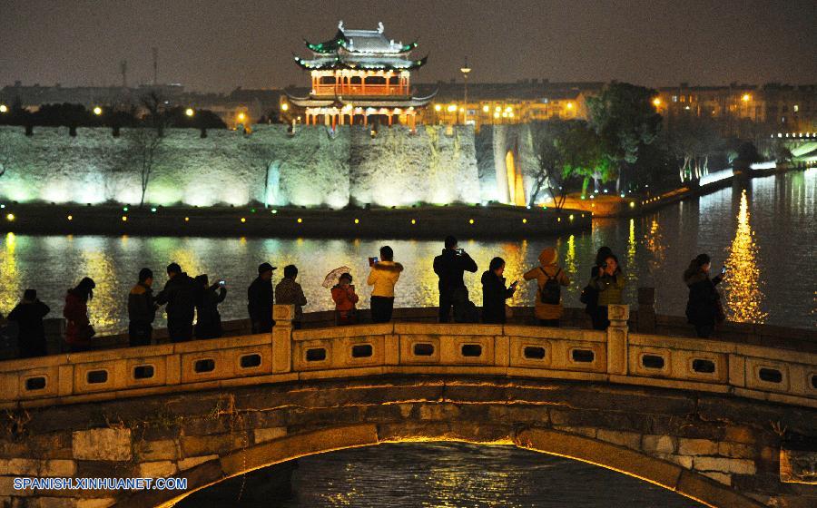 Muchos chinos viajan en vacaciones de Fiesta de Primavera