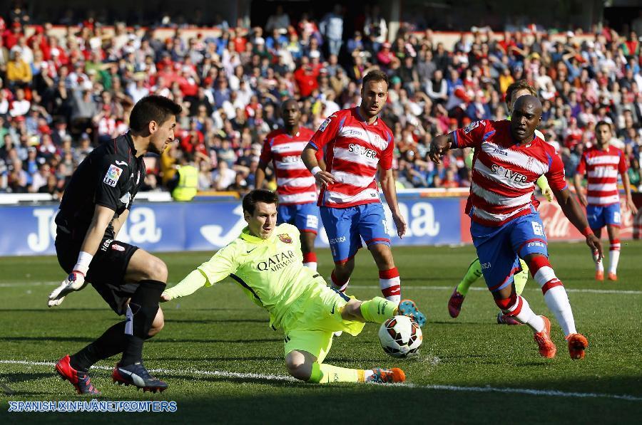 El equipo de fútbol Barcelona ganó sin grandes esfuerzos por 3-1 al Granada en el estadio de los Carmenes de la ciudad andaluza en un partido no muy brillante pero si práctico de los azulgranas con una gran actuación del croata Rakitic.
