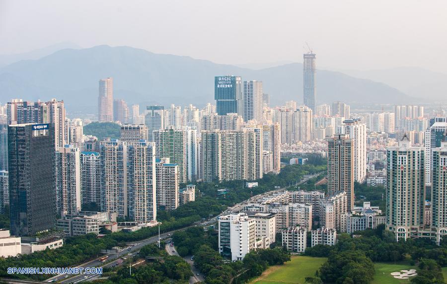 El precio promedio de las viviendas en 100 ciudades chinas monitoreadas cayó en febrero tanto mensual como anualmente, de acuerdo con un instituto líder de investigación de bienes raíces.