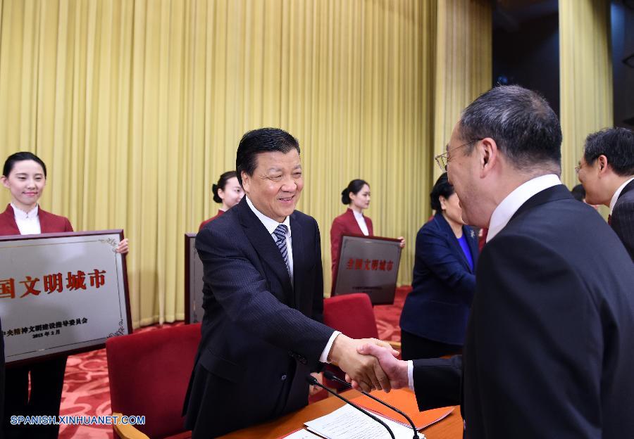 También hoy, Liu Yunshan, miembro del Comité Permanente del Buró Político del Comité Central del Partido Comunista de China, asistió a la reunión para entregar distinciones y certificados a los honrados por la Comisión Central para Guiar el Progreso Etico y Cultural.