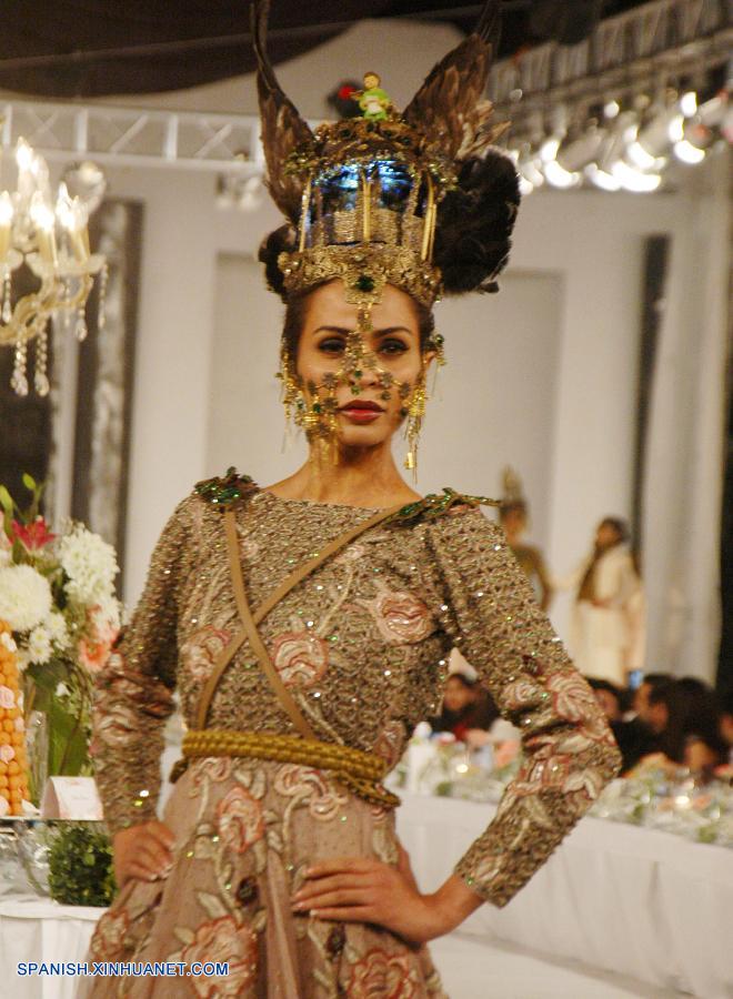 Modelos presentan creaciones de Hassan Shehriyar en Pakistán