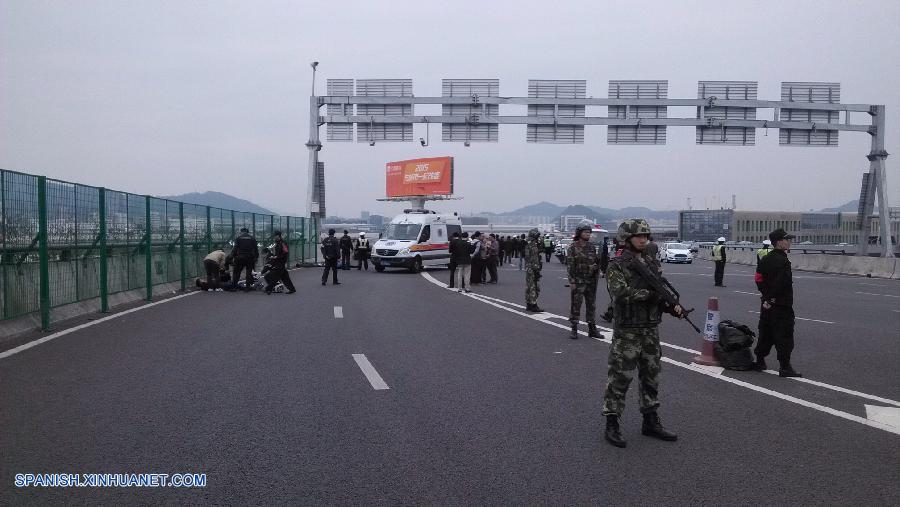 Un sedán de color rojo arrolló hoy domingo a decenas de peatones en el Aeropuerto Internacional de Bao´an de Shenzhen, en la provincia meridional china de Guangdong, matando a cinco e hiriendo a otros 24, informaron hoy domingo fuentes policiales.