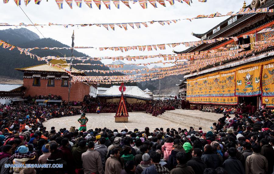 Sichuan: Danza religiosa en festival de reunión para rezar