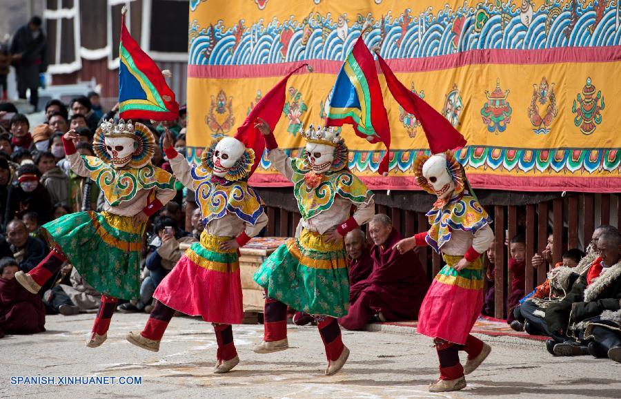 Sichuan: Danza religiosa en festival de reunión para rezar