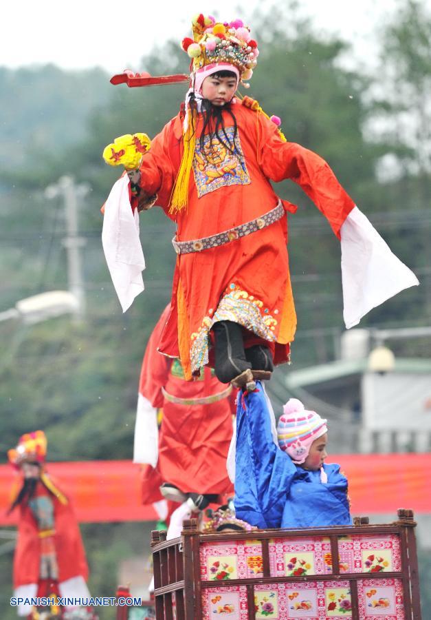 Celebración de Fiesta de Faroles: Desfile Zougushi en Fujian