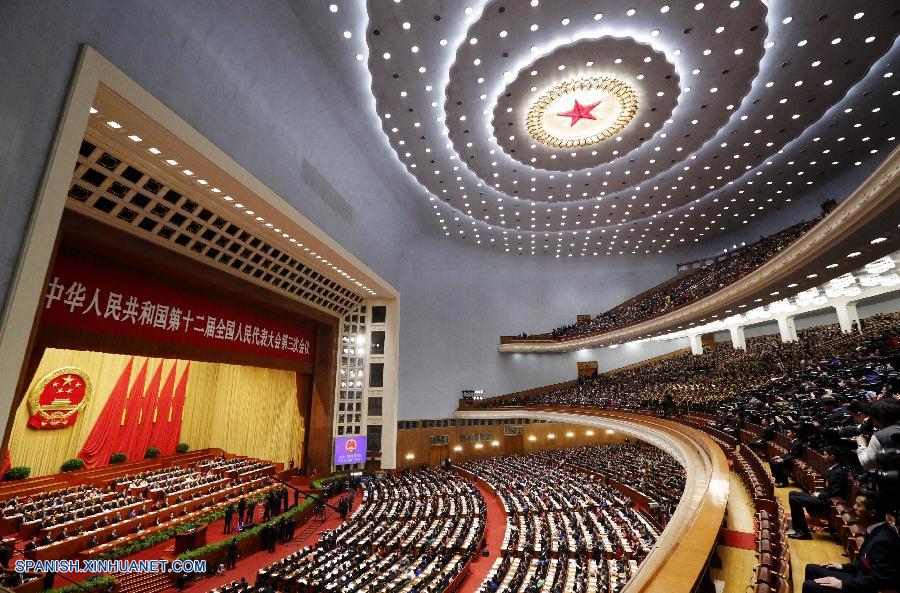 La XII Asamblea Popular Nacional (APN), el máximo órgano legislativo de China, inauguró hoy jueves por la mañana su tercera sesión anual en el Gran Palacio del Pueblo, en el centro de Beijing.