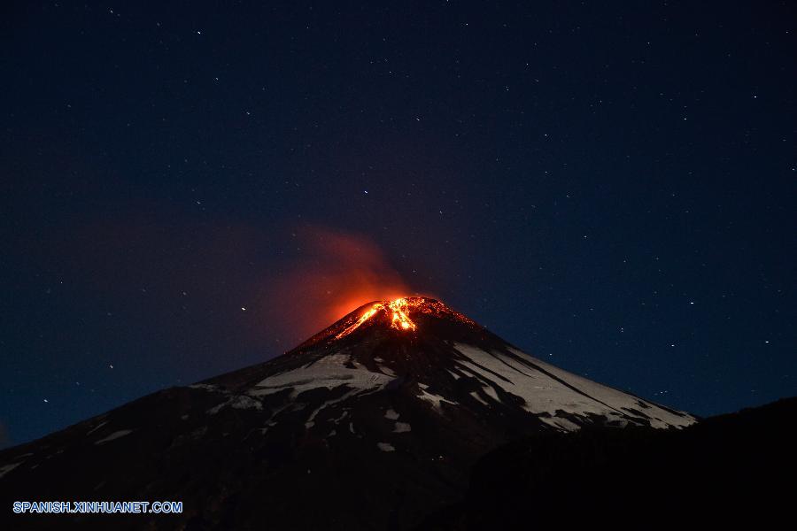 Las autoridades chilenas decidieron hoy mantener la alerta roja en un radio de 10 kilómetros en torno al volcán Villarrica, tras entrar en erupción en la víspera.