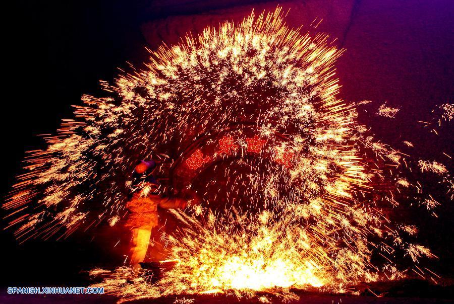 Fuegos artificiales en la noche de Fiesta de Faroles