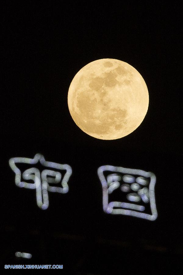 Luna en la noche de Fiesta de Faroles