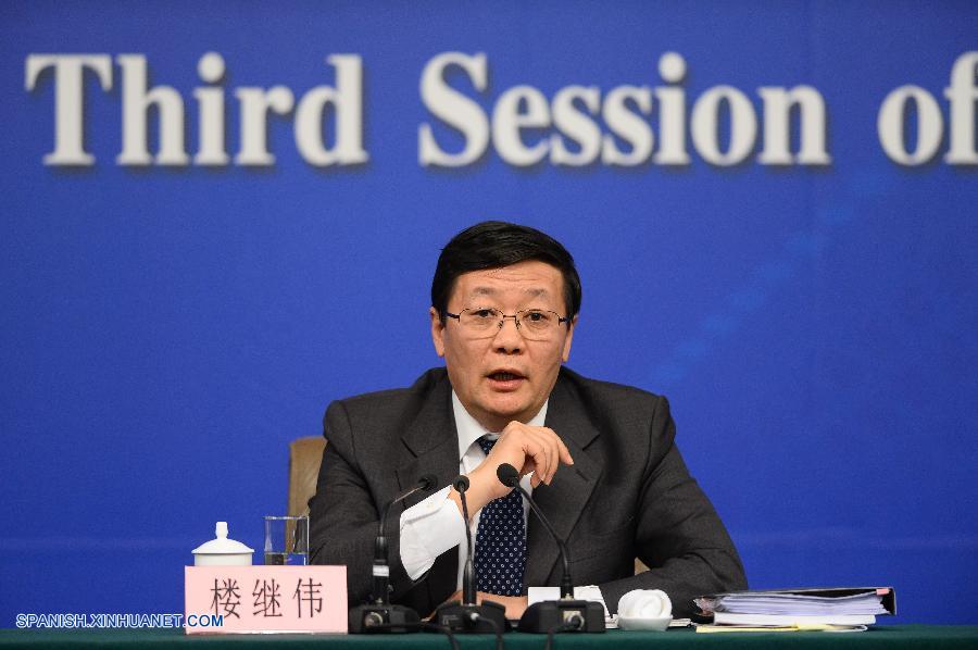 El ministro de Hacienda de China, Lou Jiwei, negó hoy viernes los rumores según los cuales el gobierno chino gastó 300.000 millones de yuanes (47.900 millones de dólares) en automóviles, recepciones y viajes públicos.