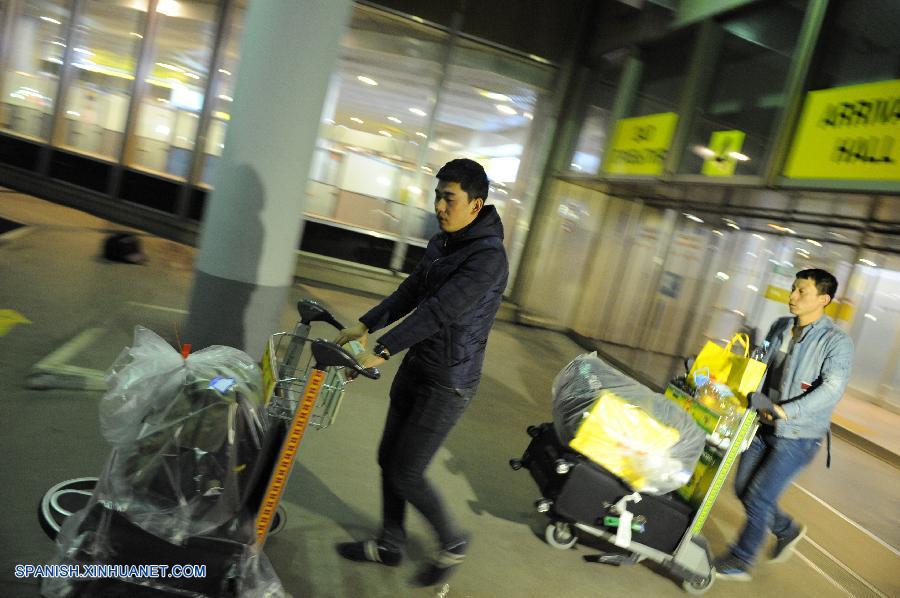 Decenas de pasajeros chinos fueron detenidos el viernes en un aeropuerto de Moscú por llevar consigo materiales alimenticios que los funcionarios aduaneros rusos creyeron que eran drogas, informó la embajada de China en Rusia.