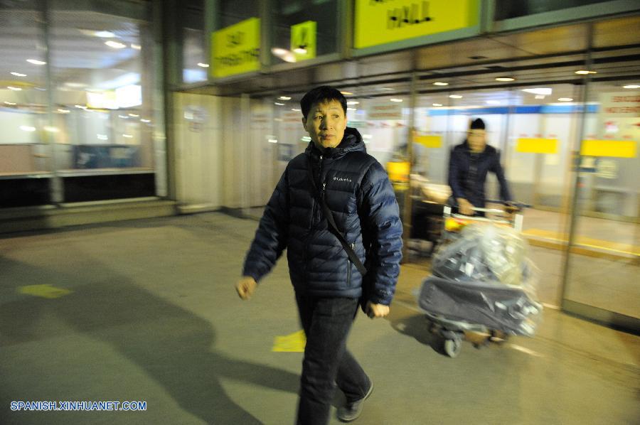 Decenas de pasajeros chinos fueron detenidos el viernes en un aeropuerto de Moscú por llevar consigo materiales alimenticios que los funcionarios aduaneros rusos creyeron que eran drogas, informó la embajada de China en Rusia.