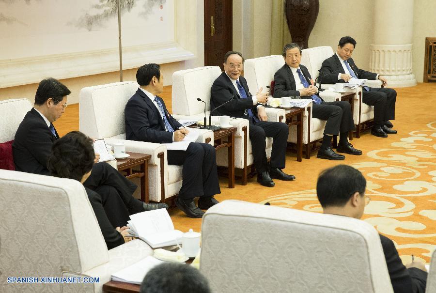 Los altos líderes chinos hicieron un llamamiento hoy martes a que se hagan mayores esfuerzos en la lucha contra la pobreza y la corrupción durante su reunión con los legisladores del país con ocasión de la sesión legislativa anual.
