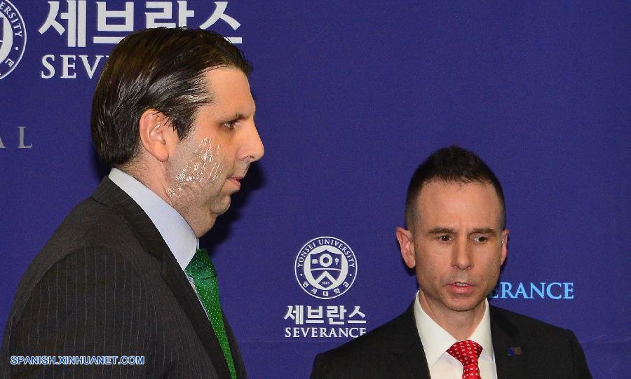 El embajador de Estados Unidos en la República de Corea, Mark Lippert, fue dado de alta del hospital el martes después de sufrir un ataque con arma blanca perpetrado por un activista surcoreano la semana pasada.