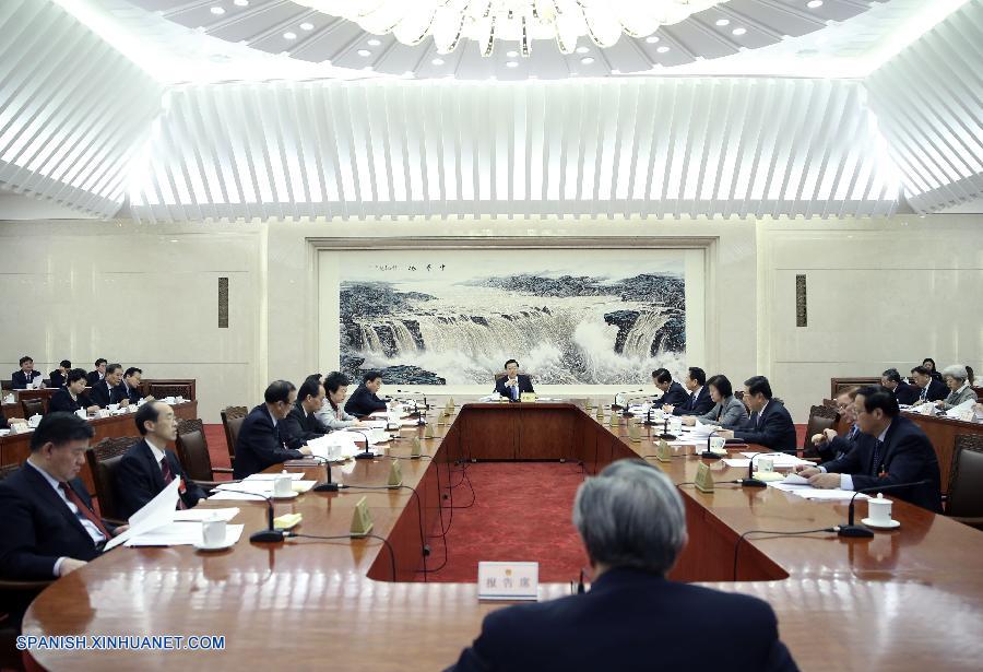Los presidentes ejecutivos del presídium de la sesión parlamentaria anual de China se reunieron hoy por primera vez para analizar importantes documentos.