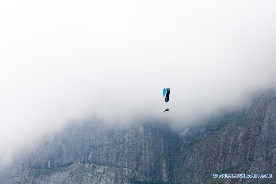 BRAZIL-RIO DE JANEIRO-PEDRA BONITA-GLIDING