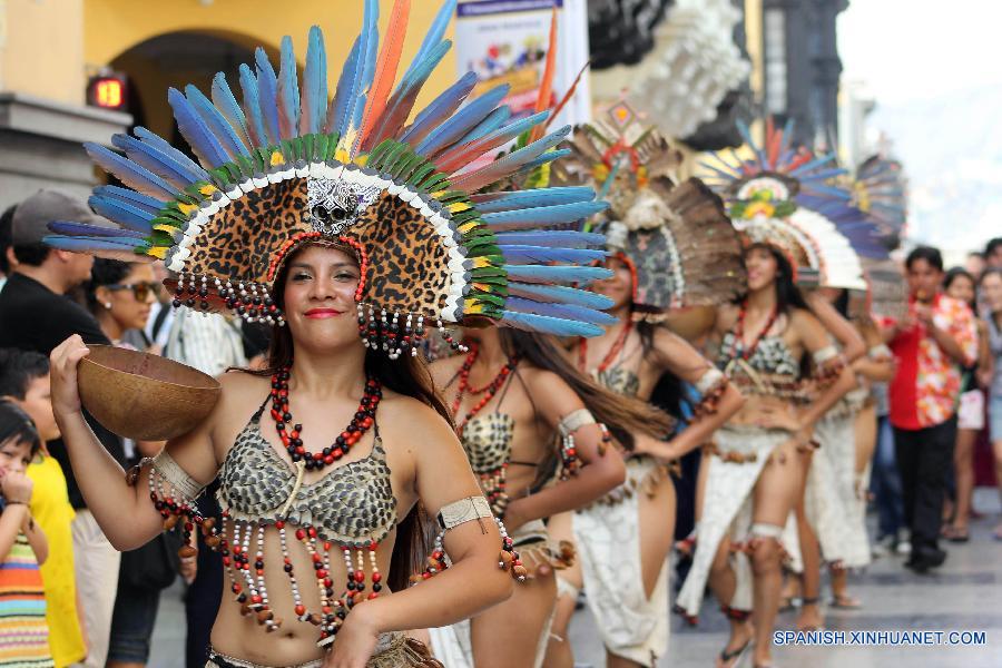 PERU-LIMA-SOCIETY-PARADE