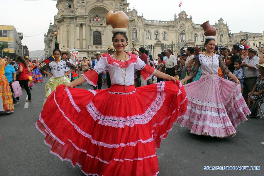 PERU-LIMA-SOCIETY-PARADE