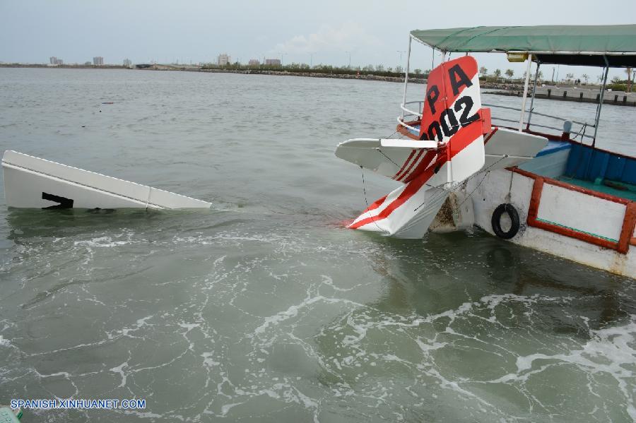 Dos personas que iban a bordo de un avión de entrenamiento ligero murieron al caer la aeronave a una laguna en el distrito de Pintung en el sur de Taiwan, informaron hoy lunes las fuentes oficiales.