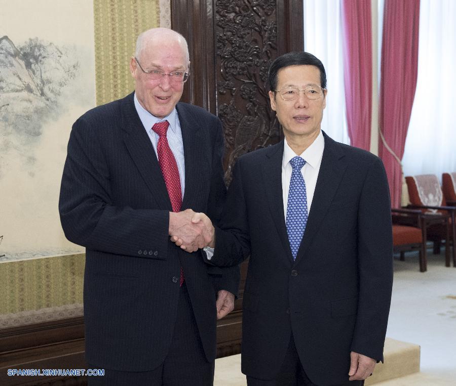 El viceprimer ministro chino, Zhang Gaoli, se reunió hoy martes en Beijing con el ex secretario de Tesoro de EEUU, Henry Paulson.