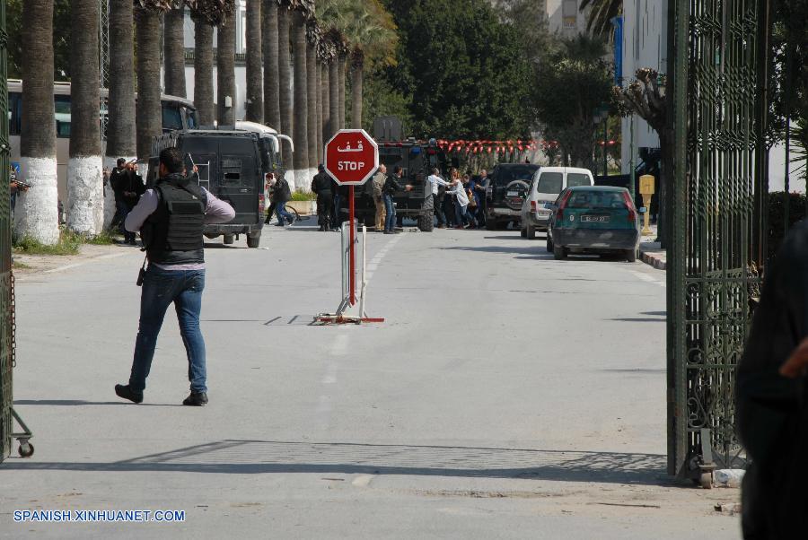 Al menos 21 personas murieron hoy, incluidos 17 turistas, en un ataque contra un museo en la capital de Túnez, dijo el primer ministro tunecino, Habib Essid.