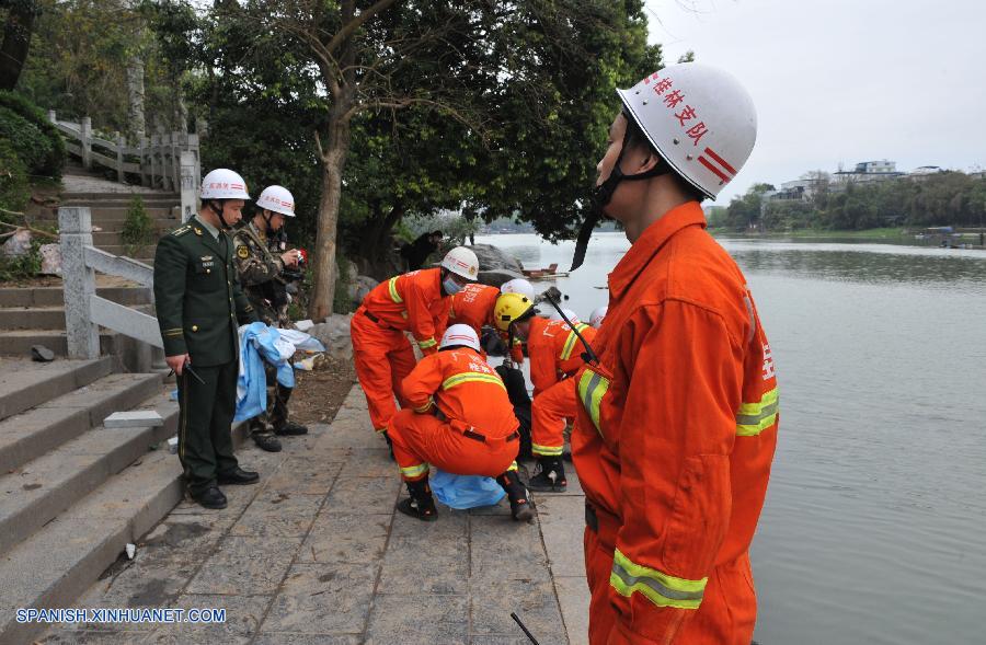 El número de muertos tras desprenderse de una montaña una roca de gran tamaño hoy jueves por la mañana en la región autónoma de la etnia zhuang de Guangxi, en el sur de China, ha ascendido a siete, después de que se confirmase el fallecimiento de tres personas que fueron trasladadas a un hospital.