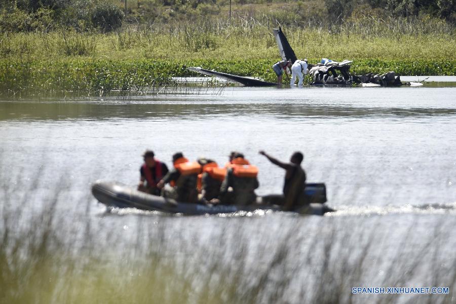 （国际）（1）乌拉圭一小型飞机失事10人遇难　