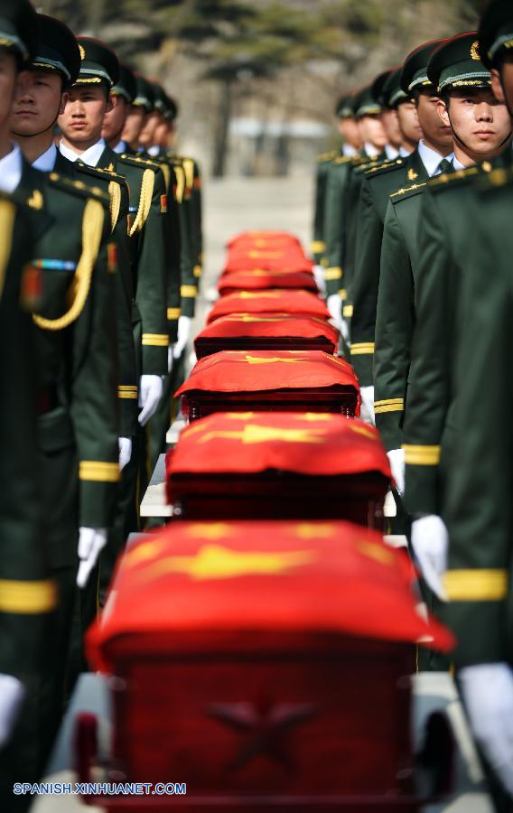 Con las notas del himno nacional sonando en el aire, China celebró hoy sábado una ceremonia para enterrar a 68 soldados que perdieron la vida durante la Guerra de Corea de 1950-53, cuyos restos fueron devueltos por la República de Corea.