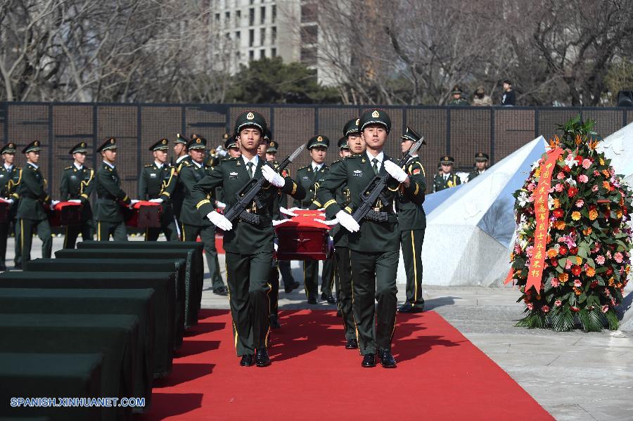 Con las notas del himno nacional sonando en el aire, China celebró hoy sábado una ceremonia para enterrar a 68 soldados que perdieron la vida durante la Guerra de Corea de 1950-53, cuyos restos fueron devueltos por la República de Corea.