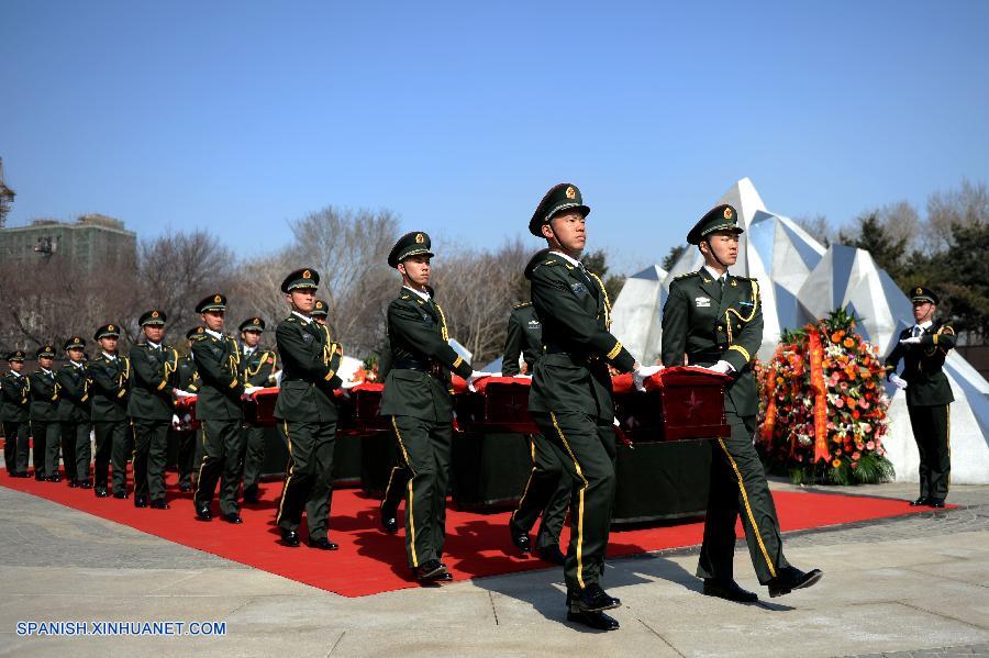 Con las notas del himno nacional sonando en el aire, China celebró hoy sábado una ceremonia para enterrar a 68 soldados que perdieron la vida durante la Guerra de Corea de 1950-53, cuyos restos fueron devueltos por la República de Corea.