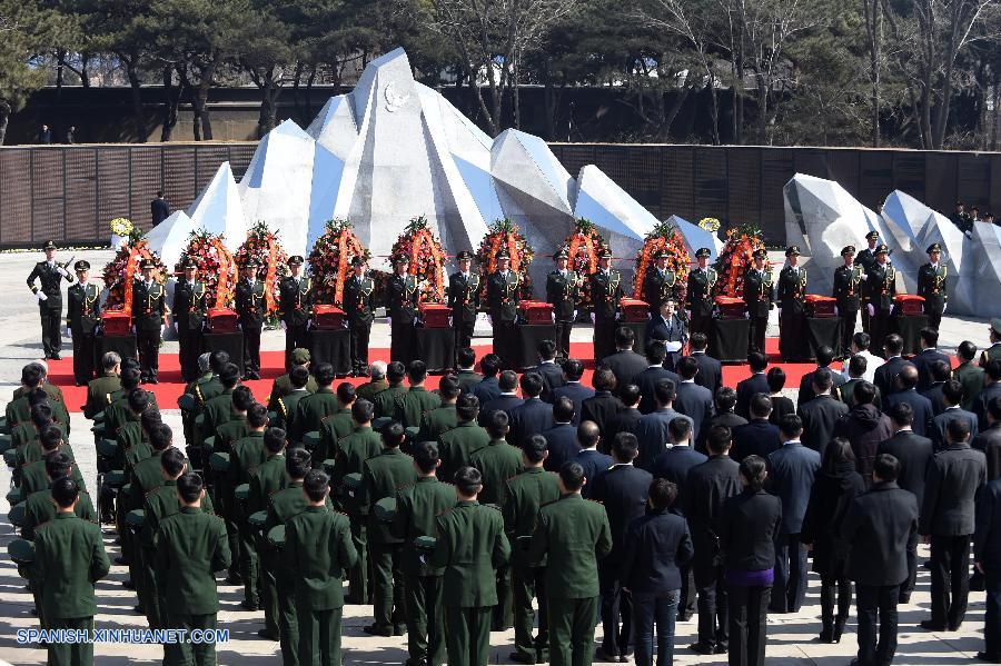 Con las notas del himno nacional sonando en el aire, China celebró hoy sábado una ceremonia para enterrar a 68 soldados que perdieron la vida durante la Guerra de Corea de 1950-53, cuyos restos fueron devueltos por la República de Corea.