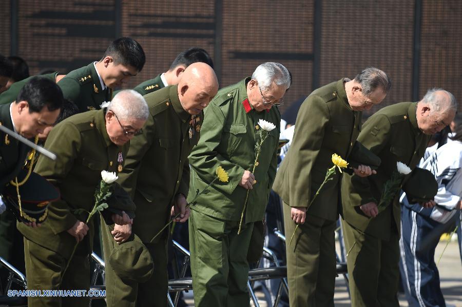 Con las notas del himno nacional sonando en el aire, China celebró hoy sábado una ceremonia para enterrar a 68 soldados que perdieron la vida durante la Guerra de Corea de 1950-53, cuyos restos fueron devueltos por la República de Corea.