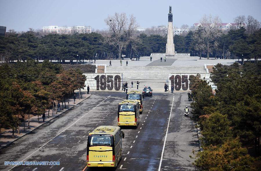 Con las notas del himno nacional sonando en el aire, China celebró hoy sábado una ceremonia para enterrar a 68 soldados que perdieron la vida durante la Guerra de Corea de 1950-53, cuyos restos fueron devueltos por la República de Corea.