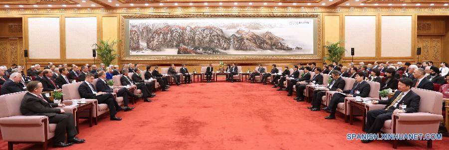 （XHDW）李克强会见出席中国发展高层论坛2015年年会境外代表并座谈