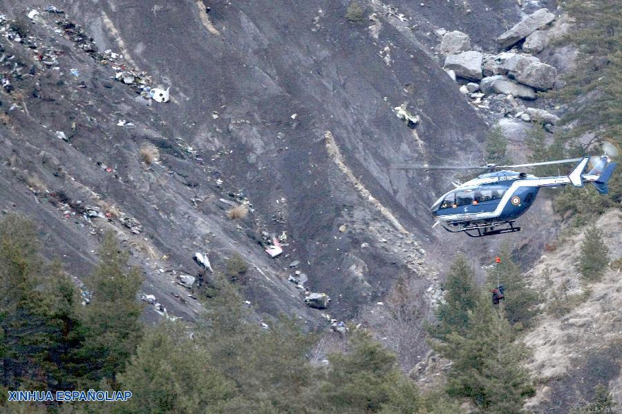 La caja negra recuperada el martes del siniestrado avión de pasajeros de Germanwings está dañada, sin embargo, 'es posible reconstruir sus elementos para poder analizarla en las próximas horas', informó la mañana de hoy el ministro del Interior francés, Bernard Cazeneuve, en declaraciones a Radio RTL.