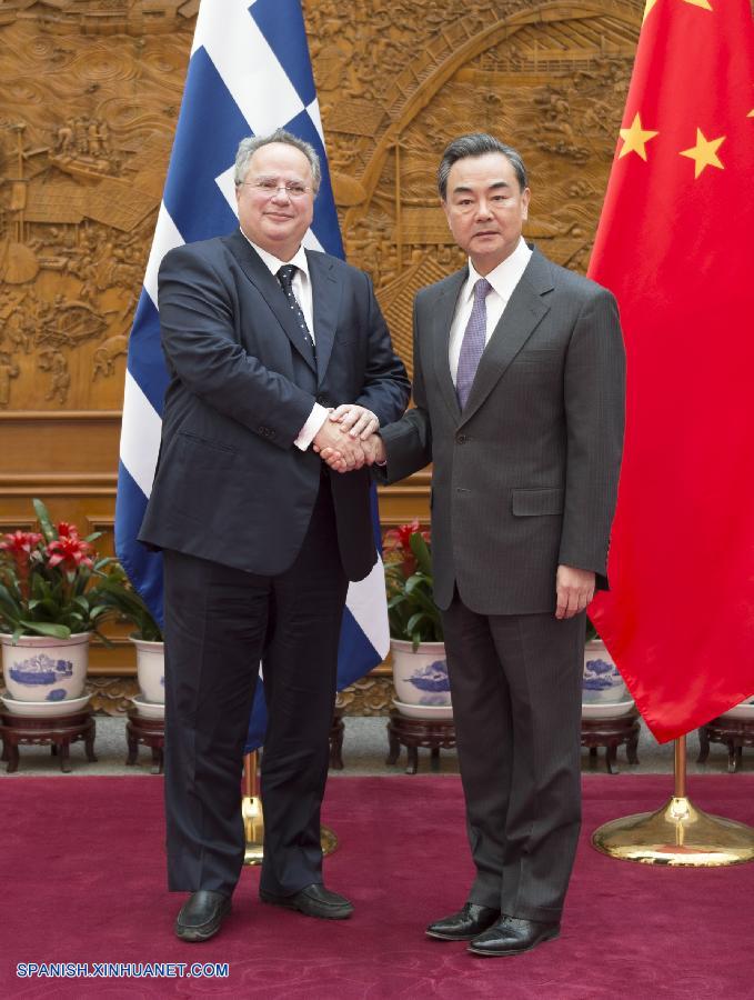 El ministro de Relaciones Exteriores chino, Wang Yi, se reunió con su homólogo griego, Nikos Kotzias, en Beijing hoy miércoles y ambos se comprometieron a potenciar la cooperación pragmática.