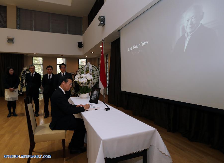 El viceprimer ministro chino Zhang Gaoli lamentó el fallecimiento del ex primer ministro y fundador de Singapur, Lee Kuan Yew, en la embajada singapurense en China hoy miércoles por la tarde.