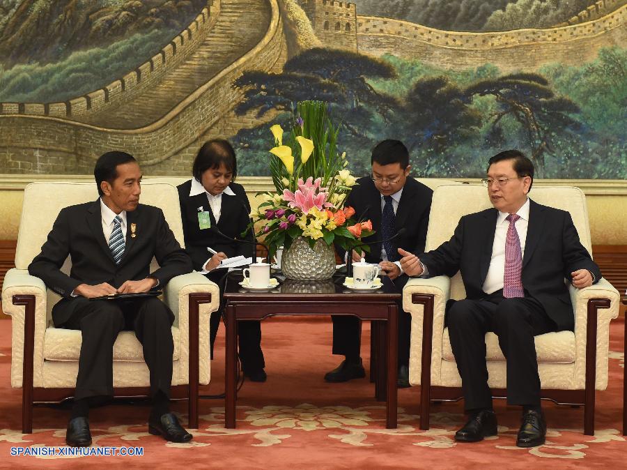 El máximo legislador de China, Zhang Dejiang, se reunió hoy viernes en Beijing con el visitante presidente indonesio, Joko Widodo, para promover las relaciones bilaterales.