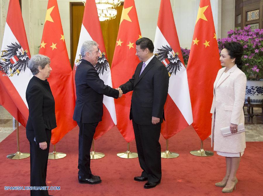 El presidente de China, Xi Jinping, y su homólogo de Austria, Heinz Fischer, acordaron hoy viernes promover aún más las relaciones bilaterales para un mayor progreso al reunirse en el Gran Palacio del Pueblo en Beijing.