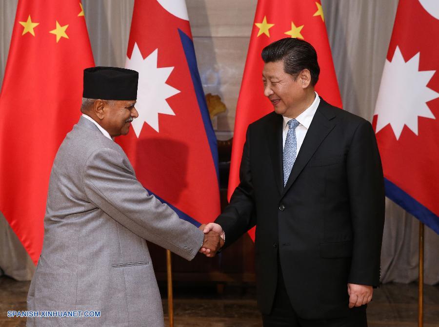 El presidente de China, Xi Jinping, se reunió hoy con el presidente de Nepal, Ram Baran Yadav, durante el Foro de Boao para Asia 2015 (FBA), que tiene lugar en la provincia sureña china de Hainan, dando la bienvenida a Nepal para participar en la cooperación de la Franja y la Ruta.