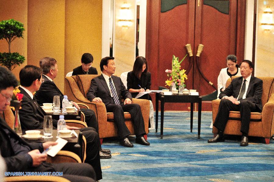 El viceprimer ministro de Singapur, Teo Chee Hean, se reunió hoy con el vicepresidente de China, Li Yuanchao, quien está de visita para asistir al funeral de Estado del ex primer ministro de Singapur, Lee Kuan Yew, como enviado especial del presidente chino, Xi Jinping.