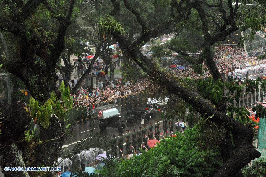 El funeral de Estado del ex primer ministro de Singapur Lee Kuan Yew se celebró hoy aquí con la participación de miles de ciudadanos singapurenses congregados en las calles desafiando la intensa lluvia para despedir al padre fundador de la ciudad Estado.