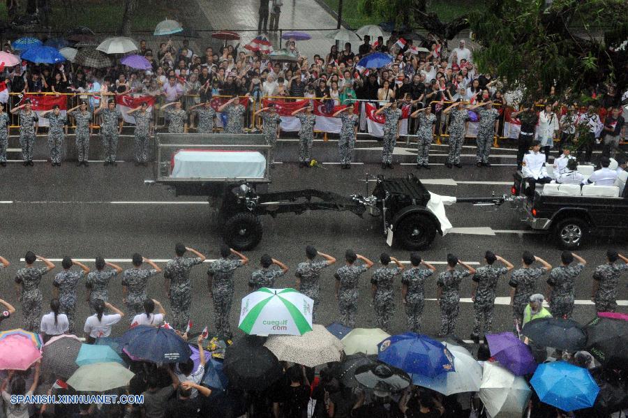 El funeral de Estado del ex primer ministro de Singapur Lee Kuan Yew se celebró hoy aquí con la participación de miles de ciudadanos singapurenses congregados en las calles desafiando la intensa lluvia para despedir al padre fundador de la ciudad Estado.