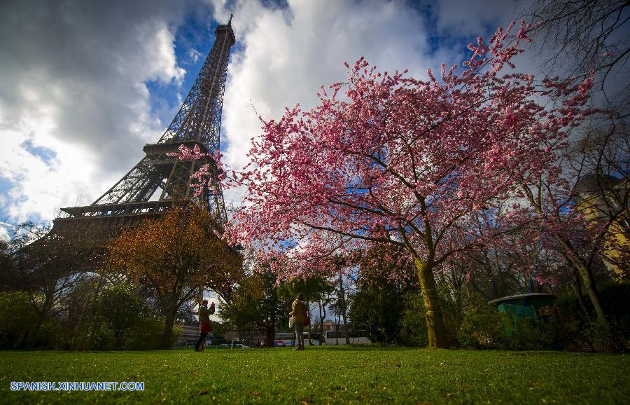Bello paisaje de primavera en París, Francia